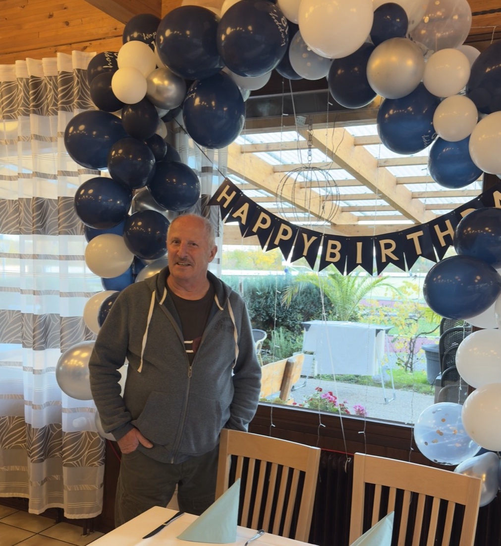 Helmut vor dem Ballonbogen an seinem Geburtstag